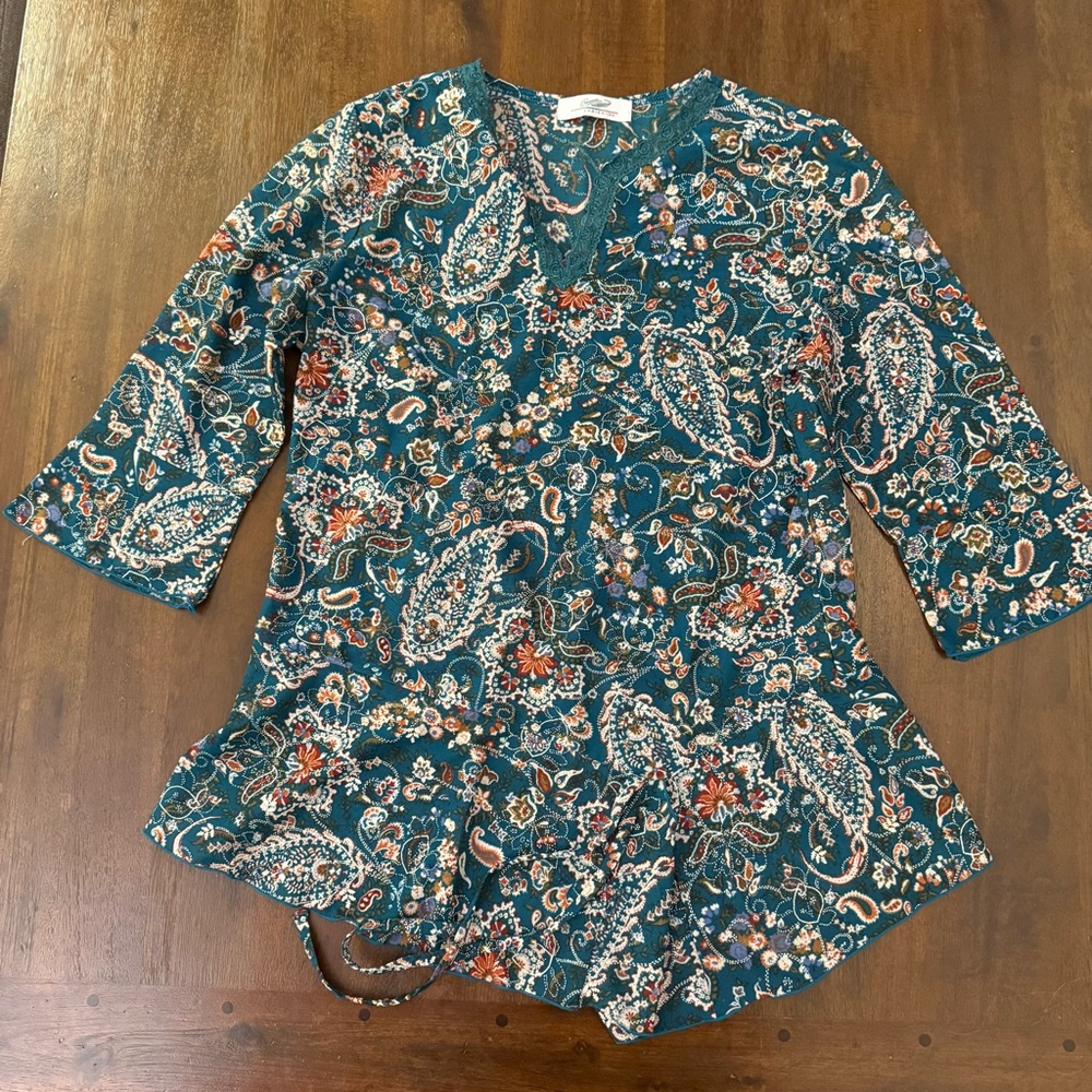 Crocodile Floral Paisley V-Neck Blouse‎